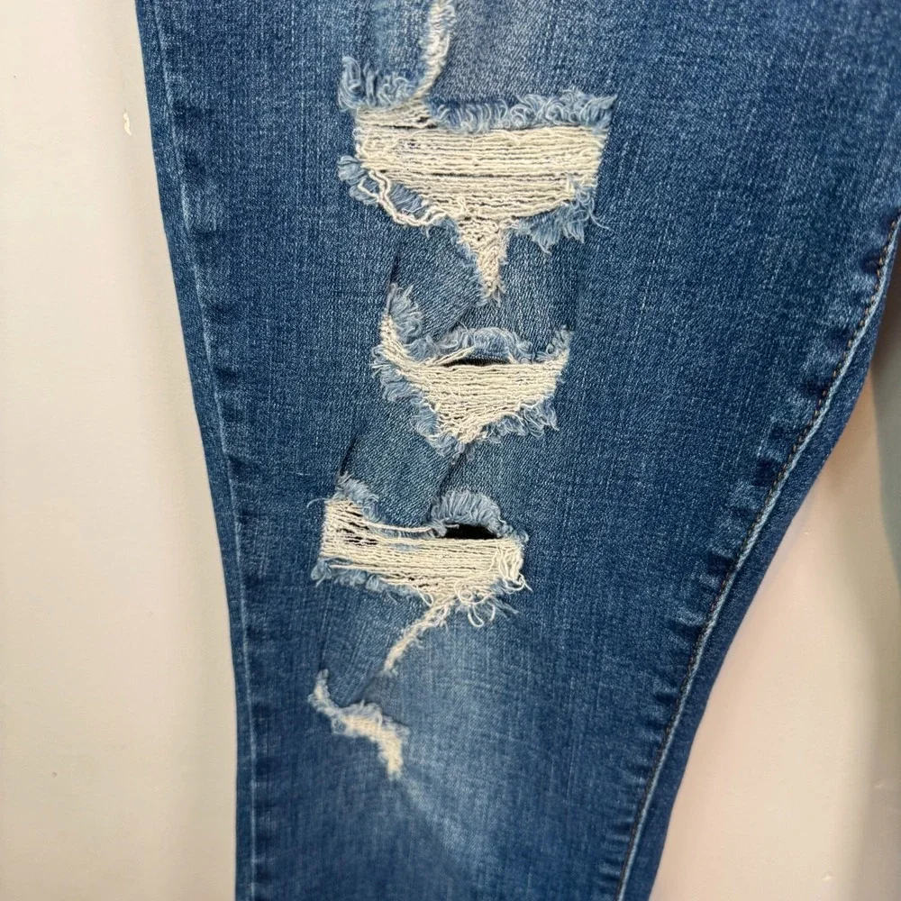 Judy Blue Boyfriend Fit Jean Size 11/30 JB88305 Destroyed Stretch Denim Mid Rise